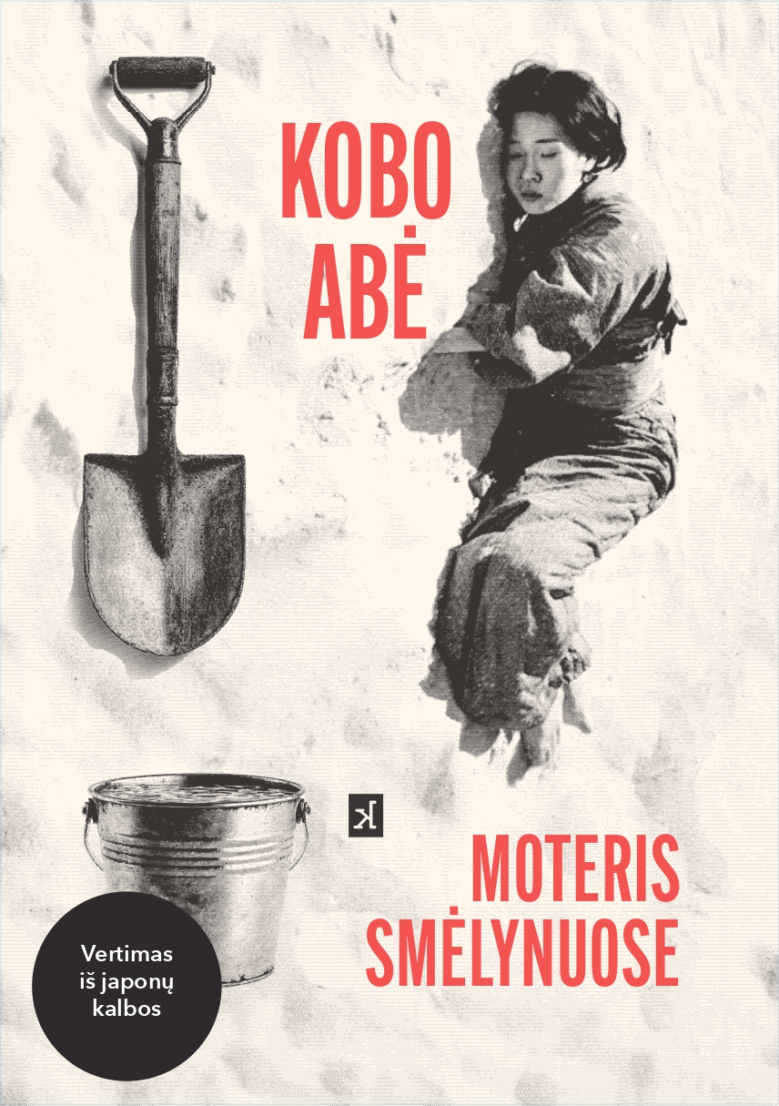 Moteris smėlynuose